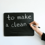 ¿Qué significa y cual es el origen de ‘hacer borrón y cuenta nueva’?